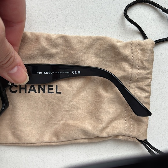 Chanel Black Oversized Sunglasses with Logo - Picture 8 of 9